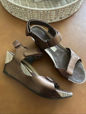 TSUBO Copper Leather Wedge Sandals Sz 6.5